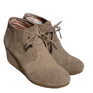 TOMS Desert Wedge Bootie taupe suede 8